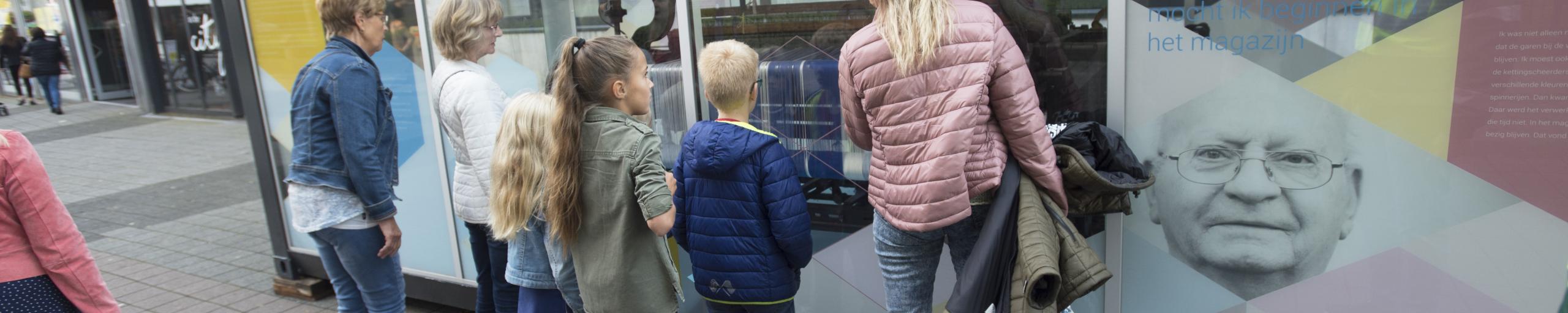 mensen voor een glazen container
